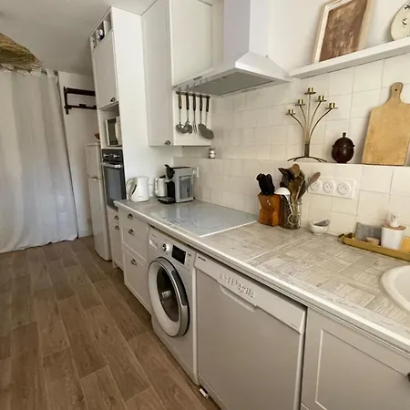 Charming Air-conditioned One-bedroom 150m From Cavaliere Διαμέρισμα *