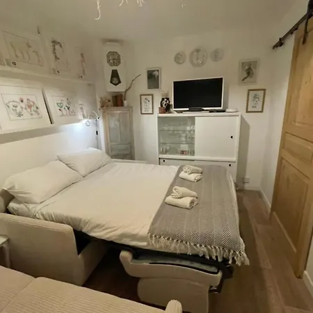 Charming Air-conditioned One-bedroom 150m From Cavaliere 公寓