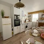 Charming Air-conditioned One-bedroom 150m From Cavaliere Apartmán