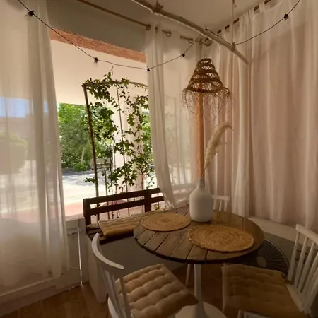 Charming Air-conditioned One-bedroom 150m From Cavaliere 아파트 *
